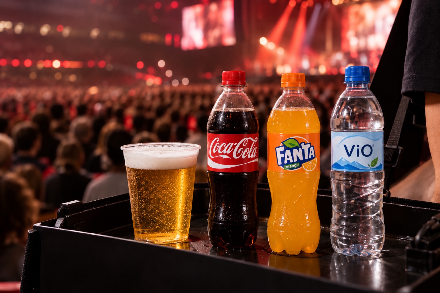 Bierbecher mit Schaum und PET-Flaschen mit Cola, Orangenlimonade und Wasser